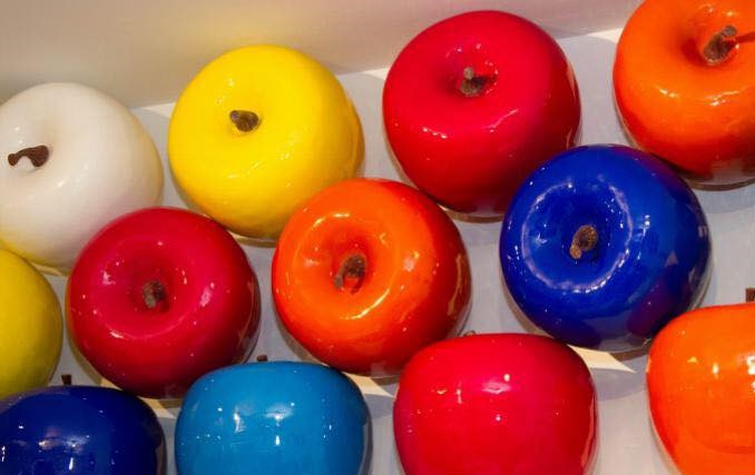Different colors of apples are present here, which have been placed together.