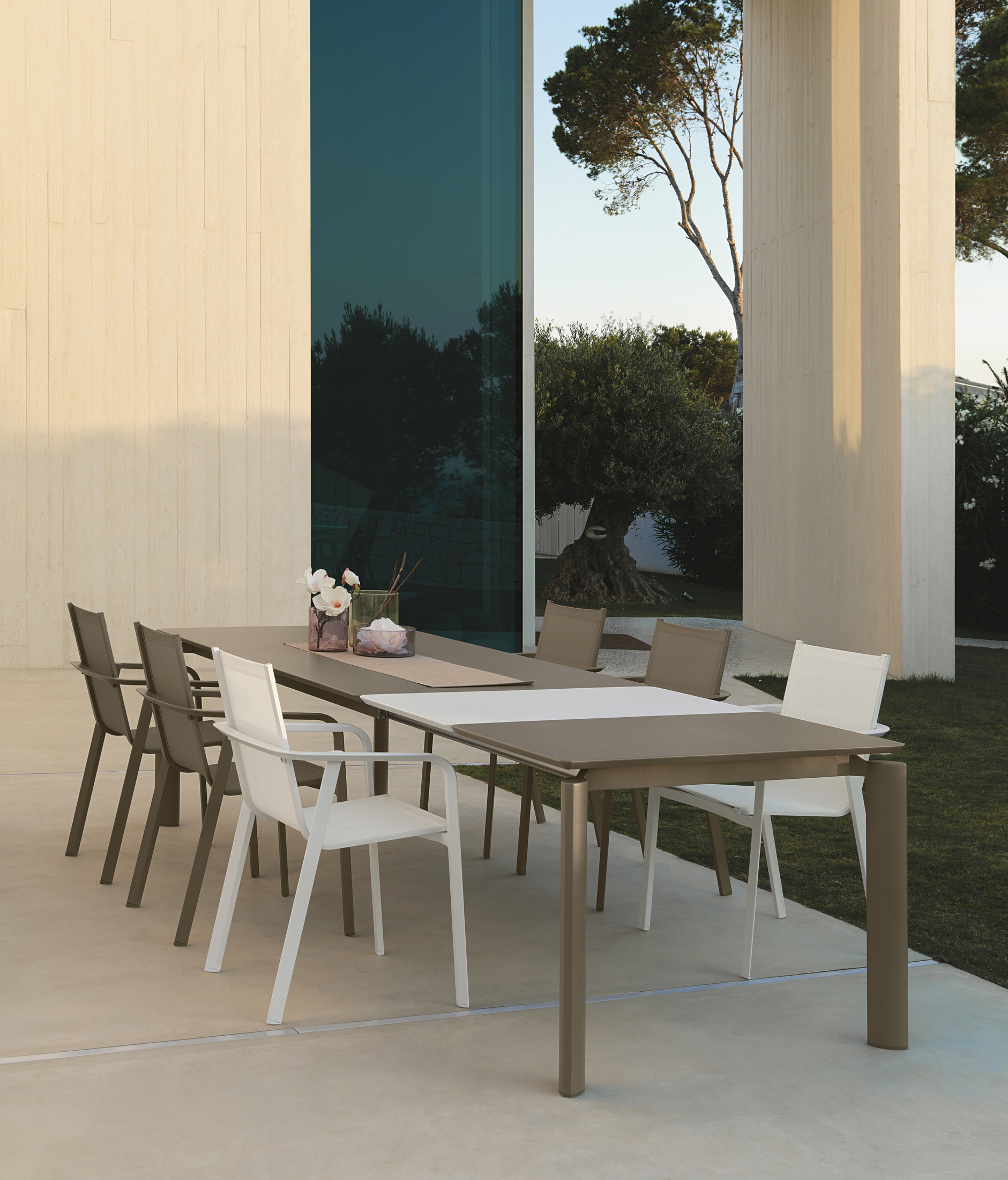 Titus Extendable Table b