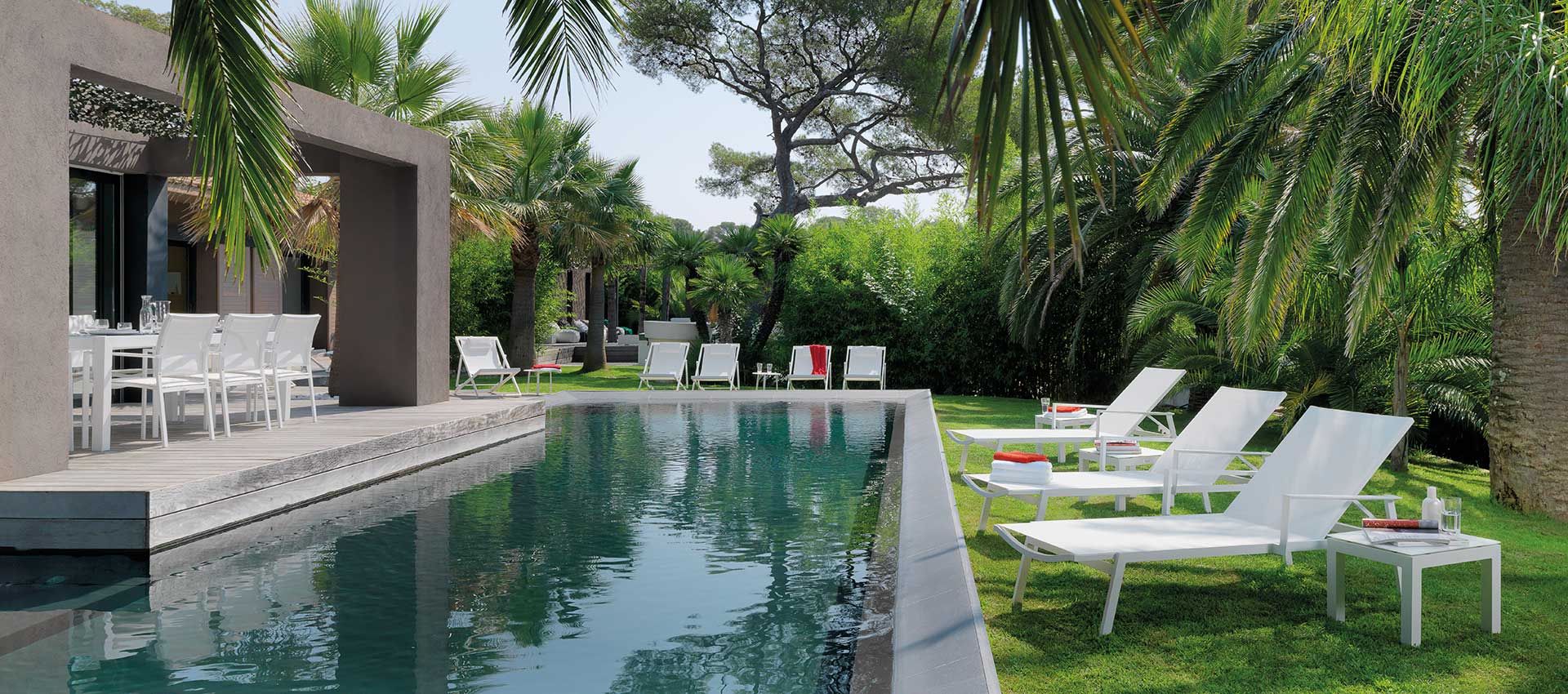 This collection allows any outdoor space to stand out, but also blend in. Available in white or dove powder coated aluminum frame, and batyline.