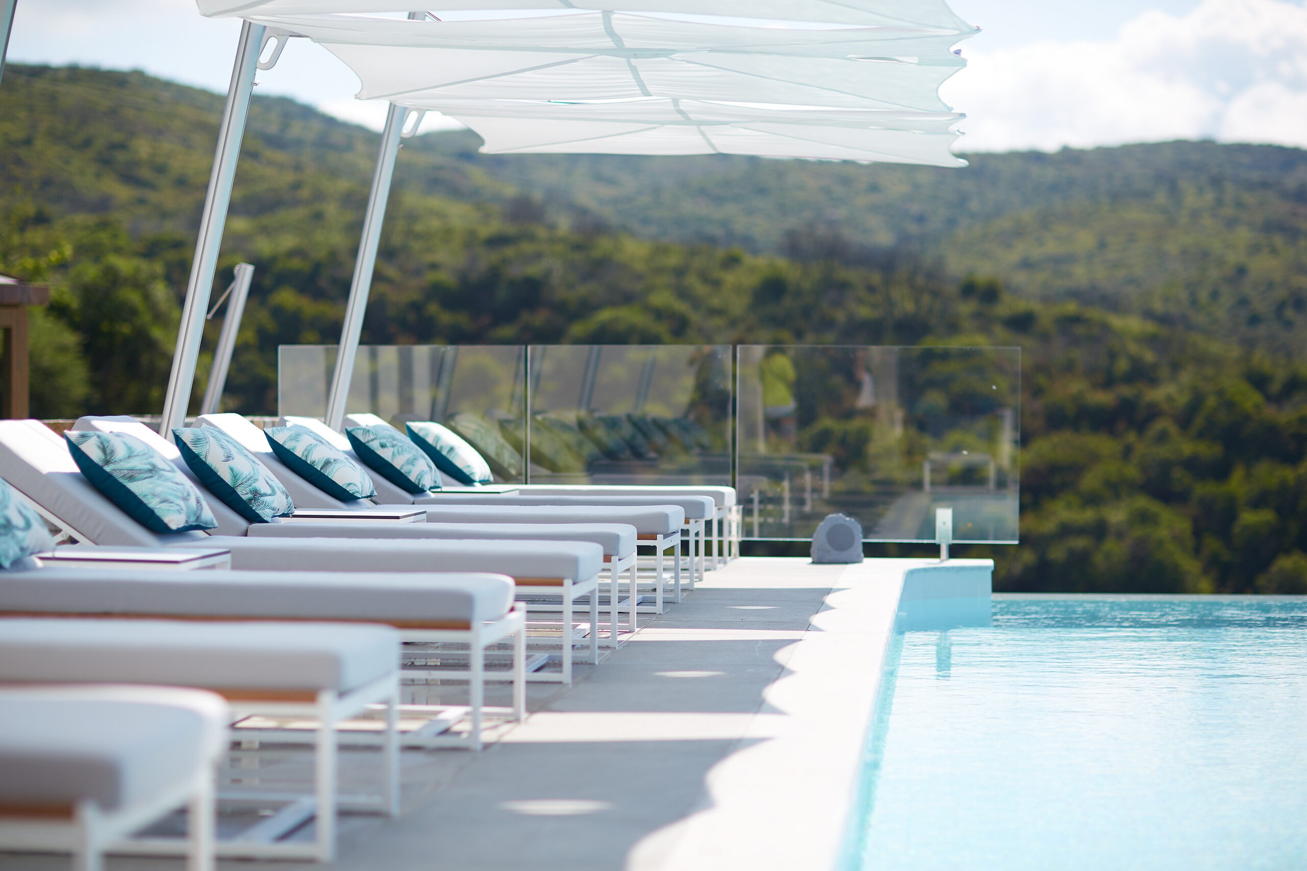 modern pool umbrella cantilever 316 360 contract hotel forward leaning design